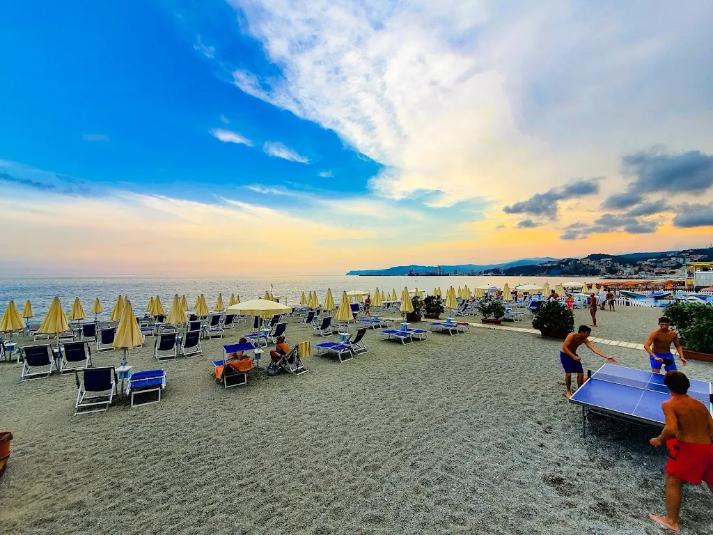 Bagni Pescetto restaurante en Albisola Superiore