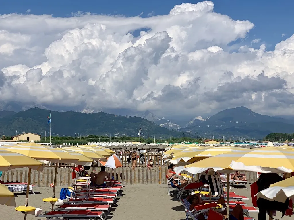 Bagno Tropicana Beach restaurant in Ameglia