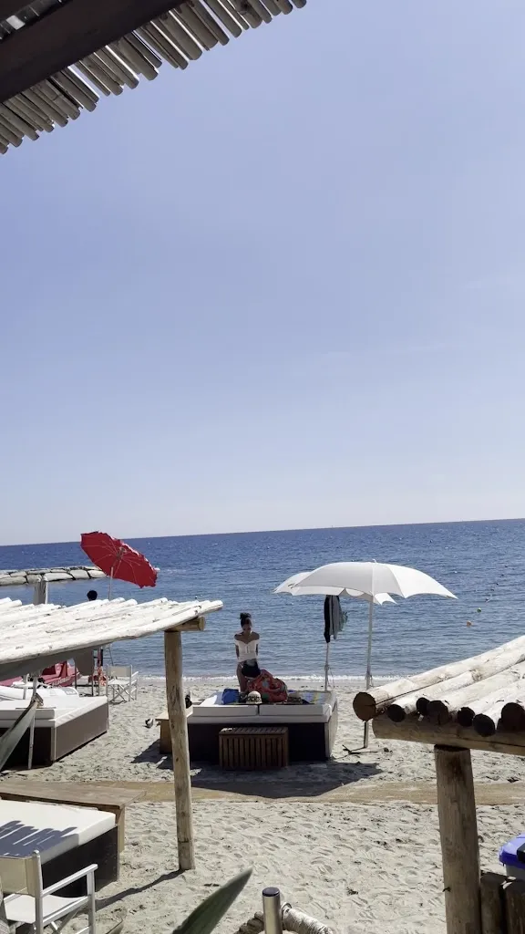 John Farrelly_Baba Beach_Alassio_review