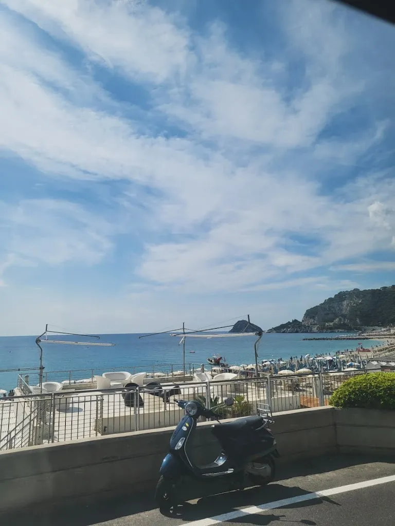 Ganeshi Herath_Spiaggia nel Blu_Bergeggi_review