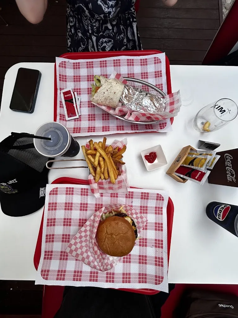 Gergely Járfás_Burger Drive_Bogliasco_review