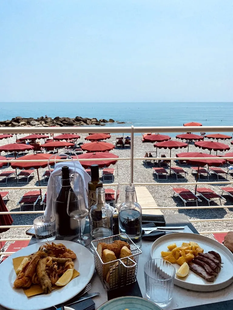 Julia Gandolfo_Paolo e Guido al Marina Beach_Bordighera_review