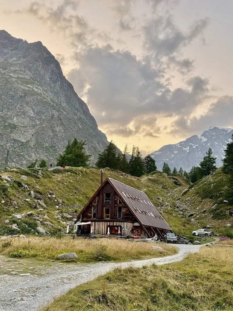 Court Rustemeyer_Cabane du Combal_Courmayeur_review