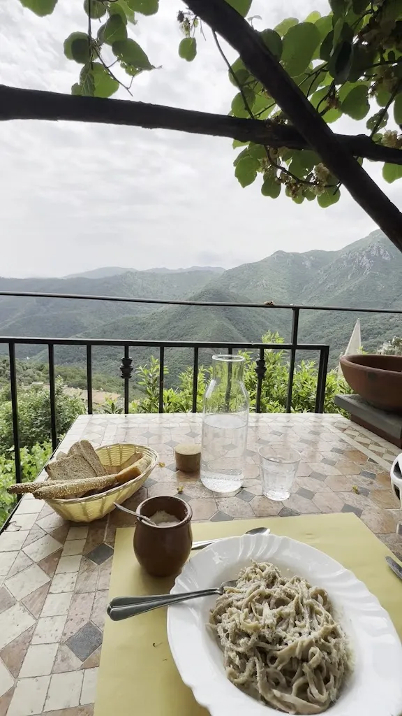 Janina Fabia_Antico Melo_Castelvecchio di Rocca Barbena_review