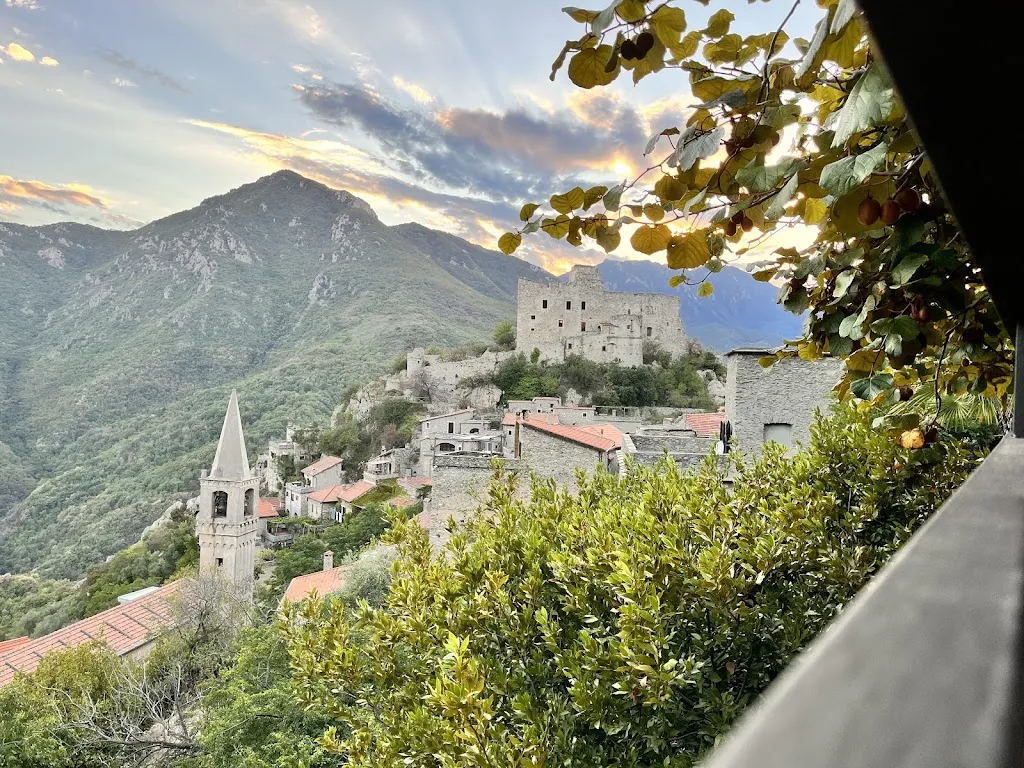 Antico Melo_Castelvecchio di Rocca Barbena_slider_image_2