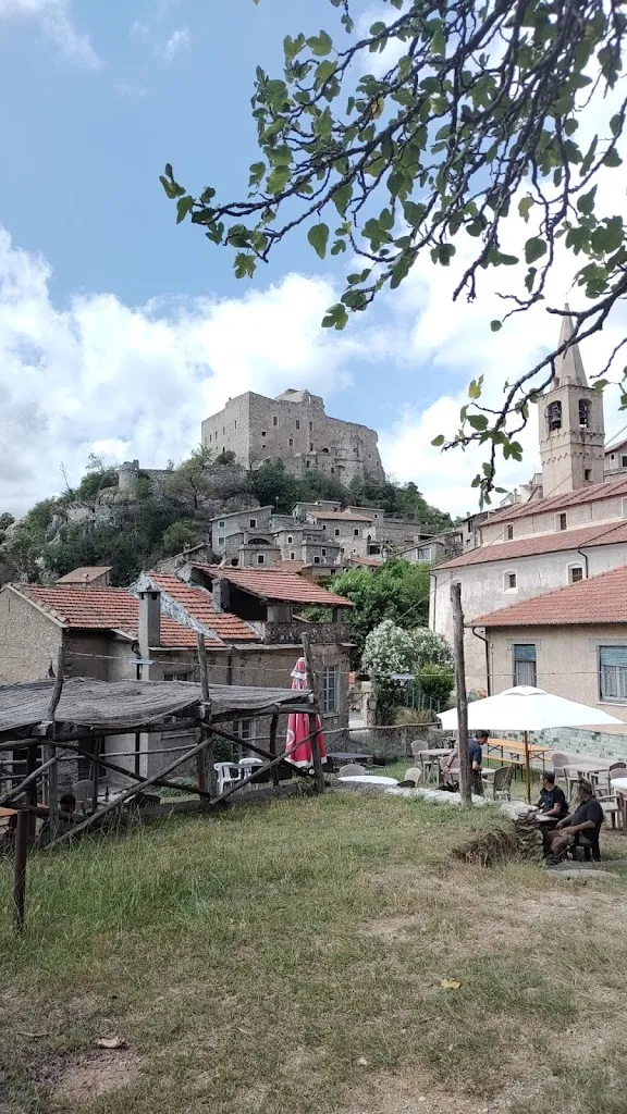 Nadia Hanessian_Centro Sociale Pro Loco_Castelvecchio di Rocca Barbena_recensione