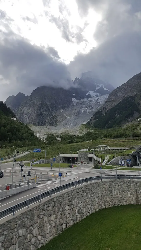 Marion Carabas-Talosig_Shatush Mont Blanc_Courmayeur_review