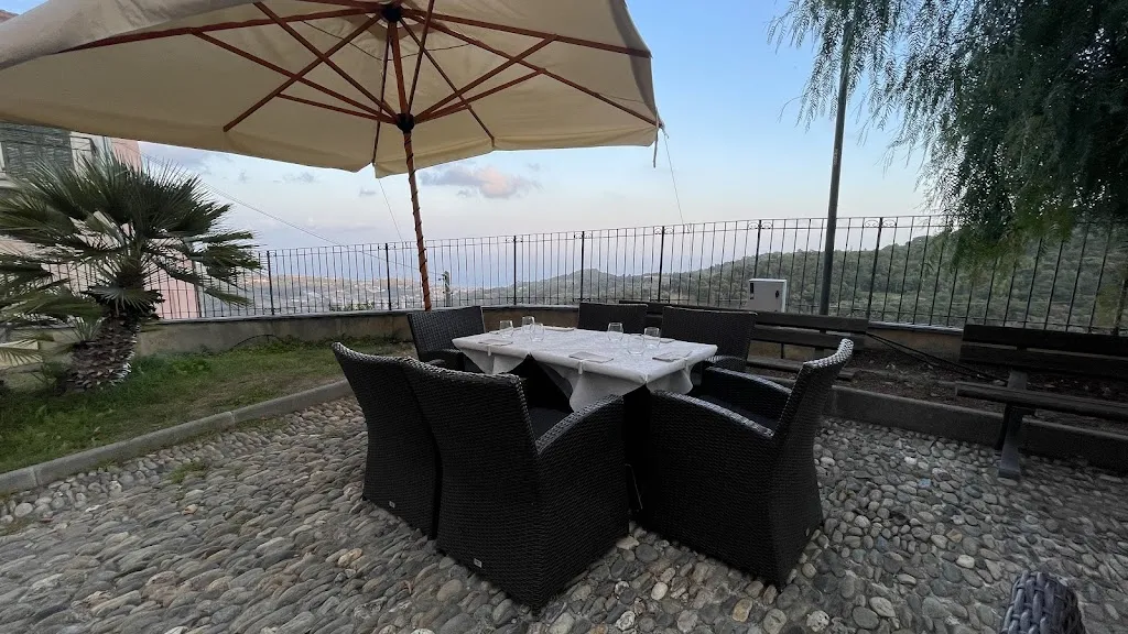 wolf's den da vittorio restaurant in Cipressa