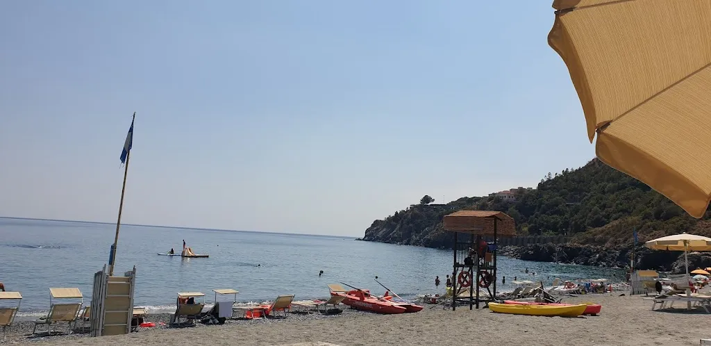 Pierre-Henri Vaissière_Holy Beach_Cogoleto_review