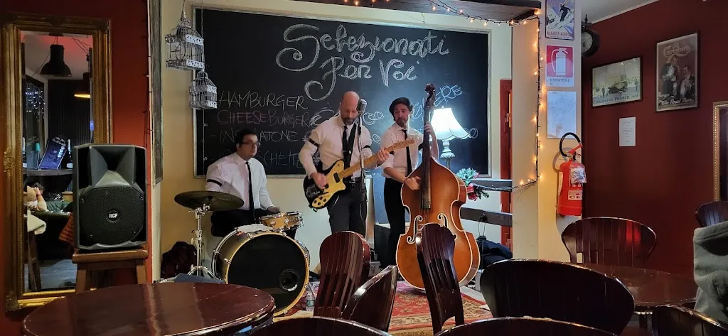 Lewis Jones_The Gordon's Pub_Gressoney-La-Trinitè_review