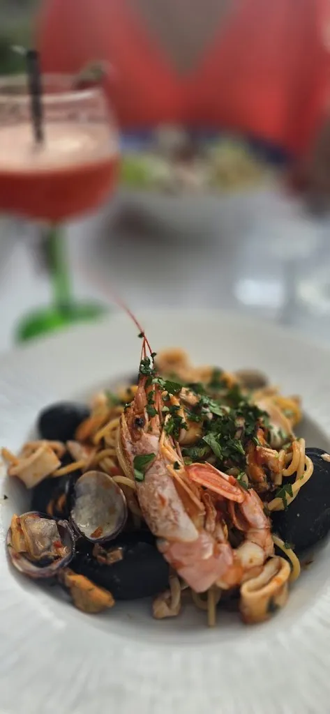 therese young_Bar Element_Moneglia_review