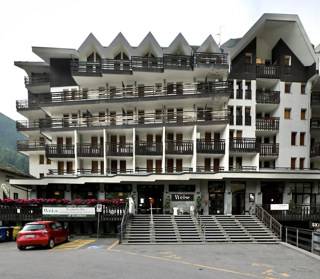 Sebastian Reiz_The Weiss - Bistrot & Rooms_Gressoney-Saint-Jean_review