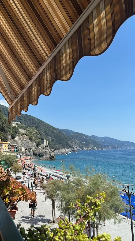 Skylar Herrera-Ross_Bar da Stasiun_Monterosso al Mare_review