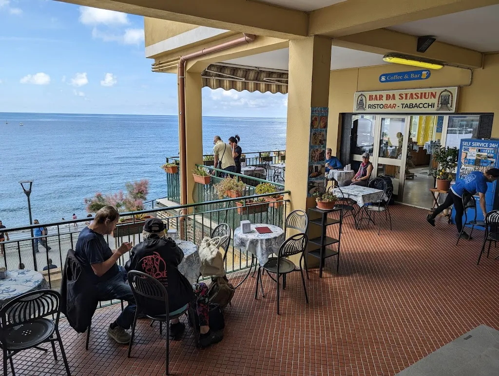 Dan_Bar da Stasiun_Monterosso al Mare_review