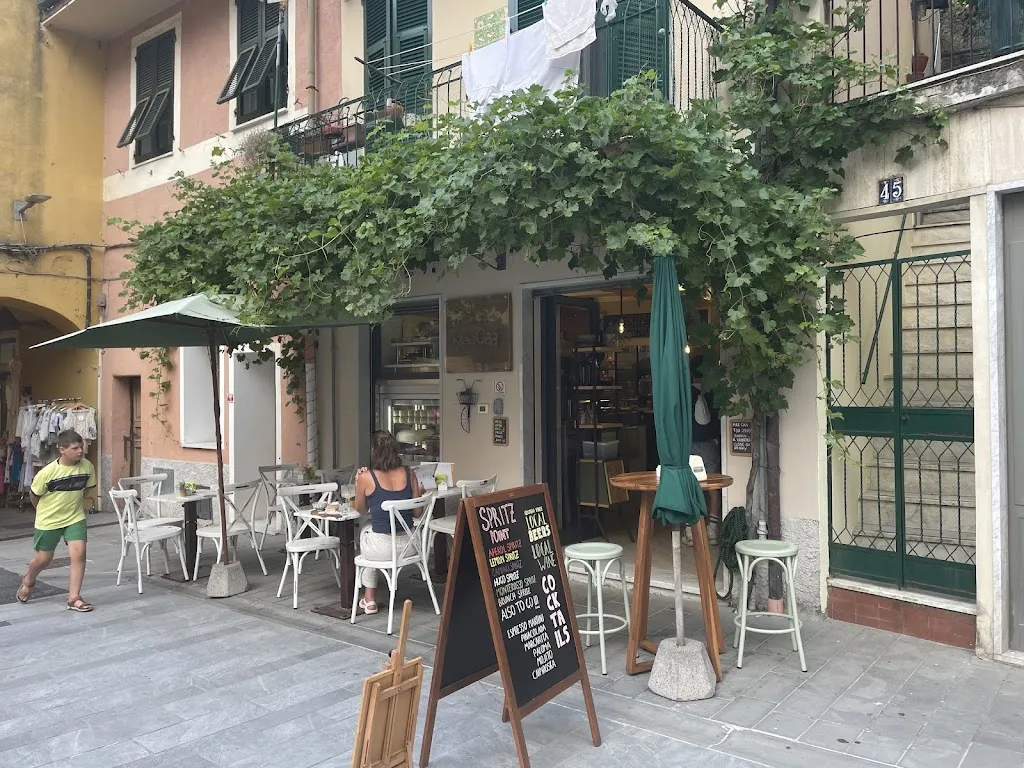 Dr. Szot_Mae Caa - Bakery Cafe - Cocktails_Monterosso al Mare_recensione