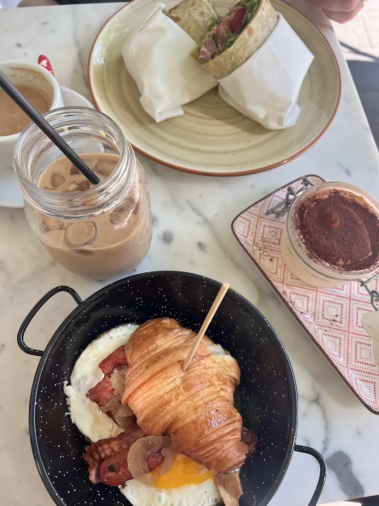 Ada Loos_Mae Caa - Bakery Cafe - Cocktails_Monterosso al Mare_recensione