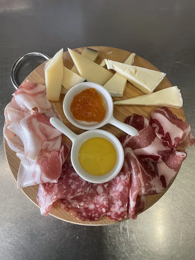 Ristorante Pizzeria Golfo di Napoli_Ospedaletti_slider_image_3