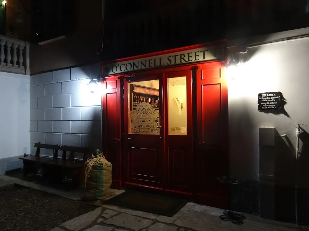 O'Connell Street, Irish Country Pub_Piana Crixia_slider_image_1