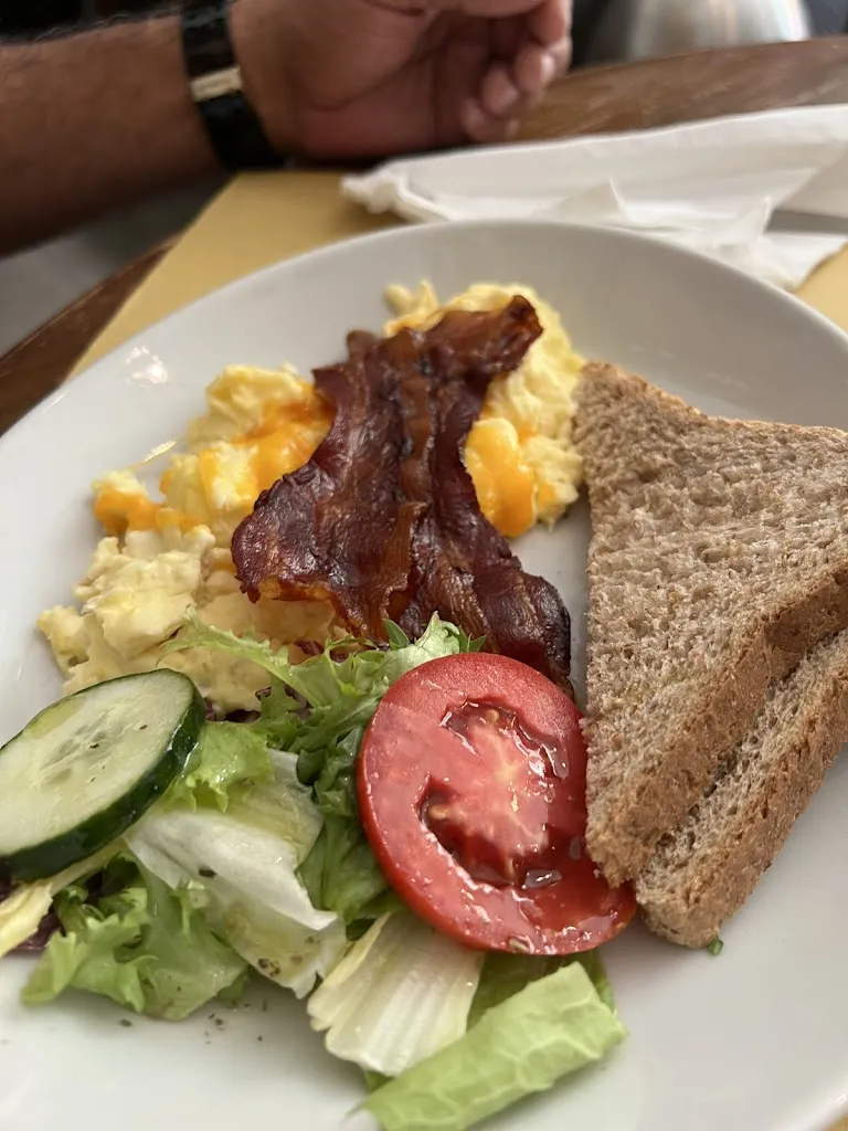 Jayliz Rodriguez_Café Mémé bistrot_Prati_review