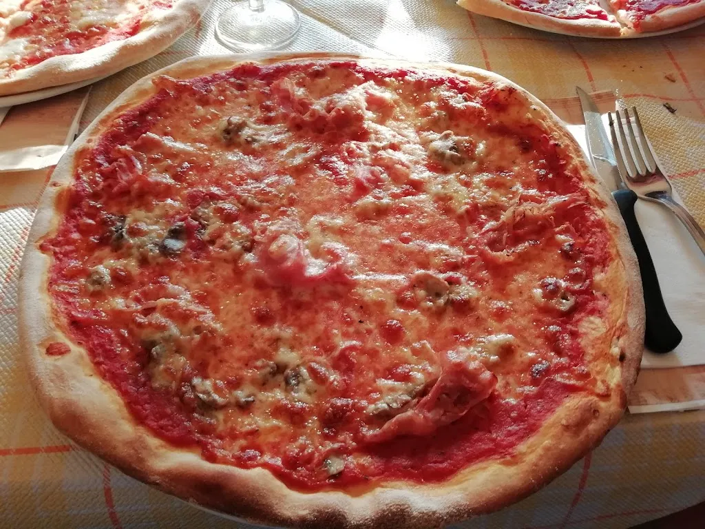 Béla Somlai_Ristorante Pizzeria Golden Hen_Riccò del Golfo_recensione