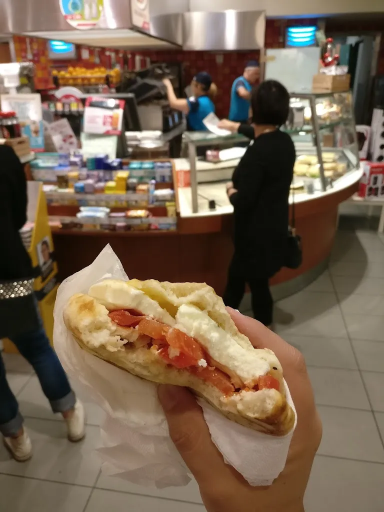 Haroon Sadiq_Autogrill Magra Est_Santo Stefano di Magra_review