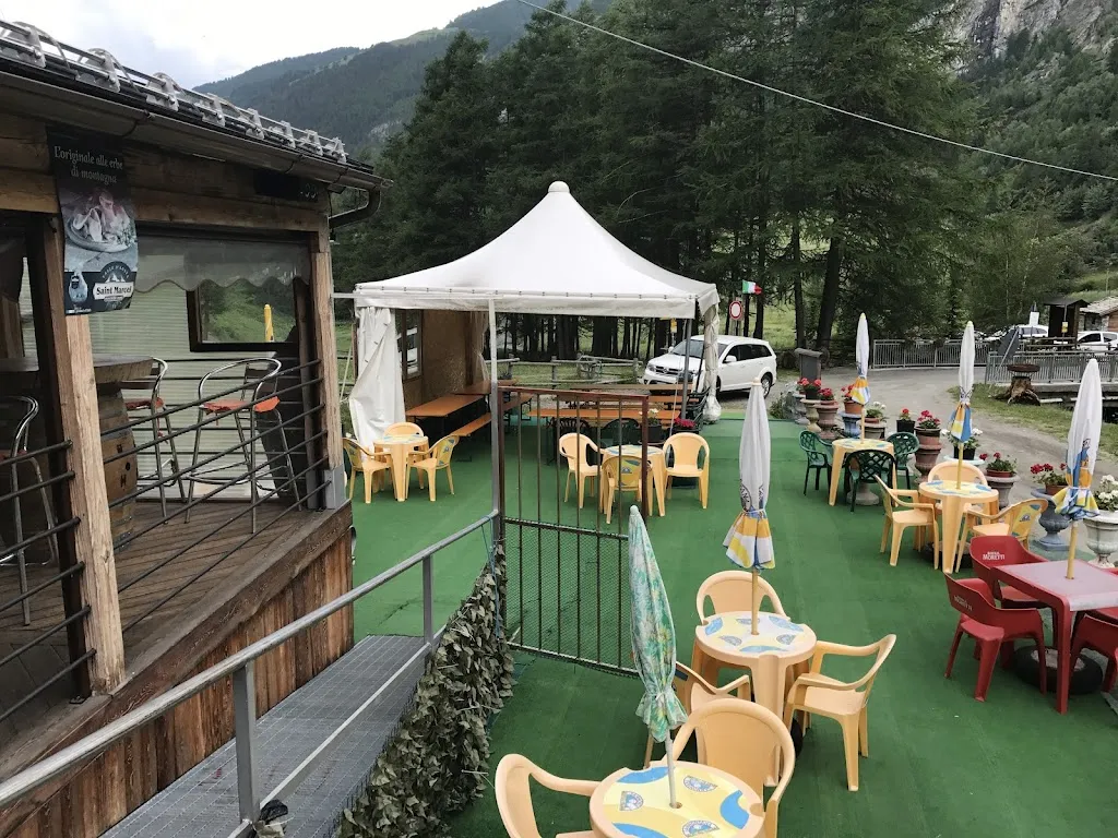 Rustic Chalet de Nos restaurant in Ollomont