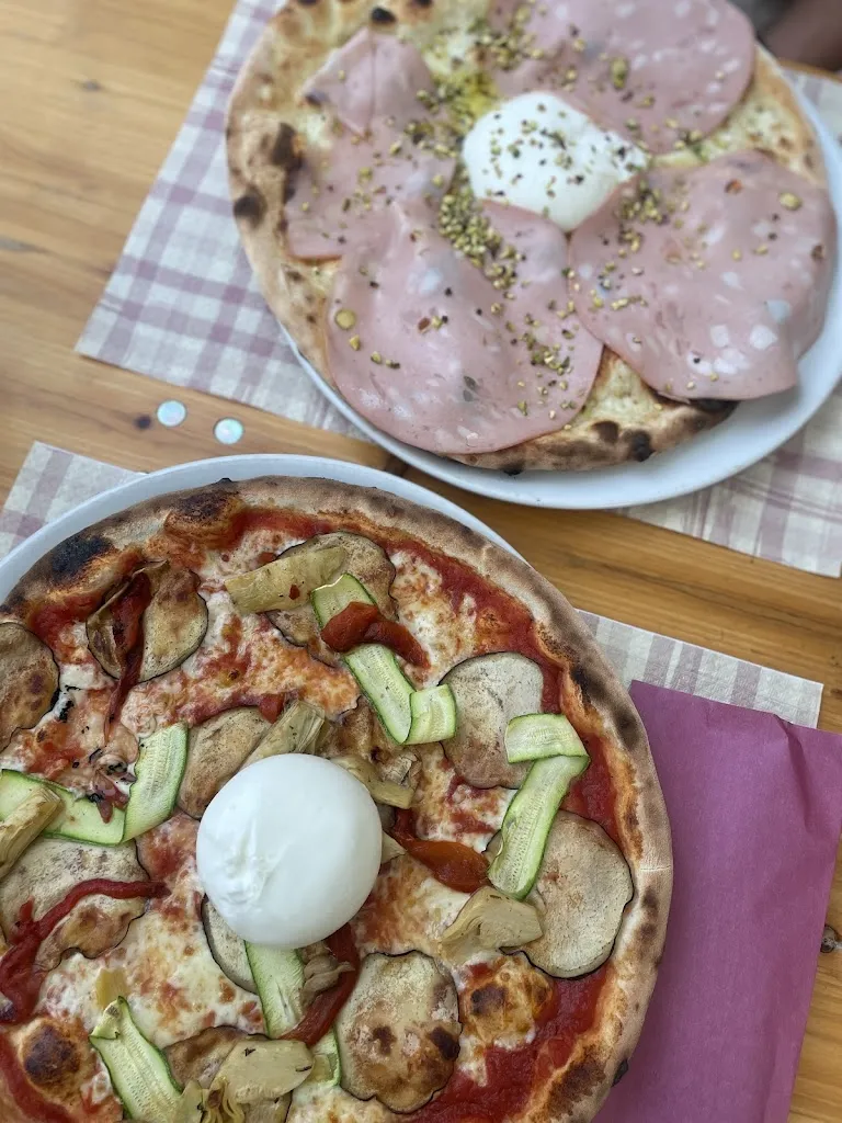 Pizzeria Al Castello di Lollo restaurant in Torriglia