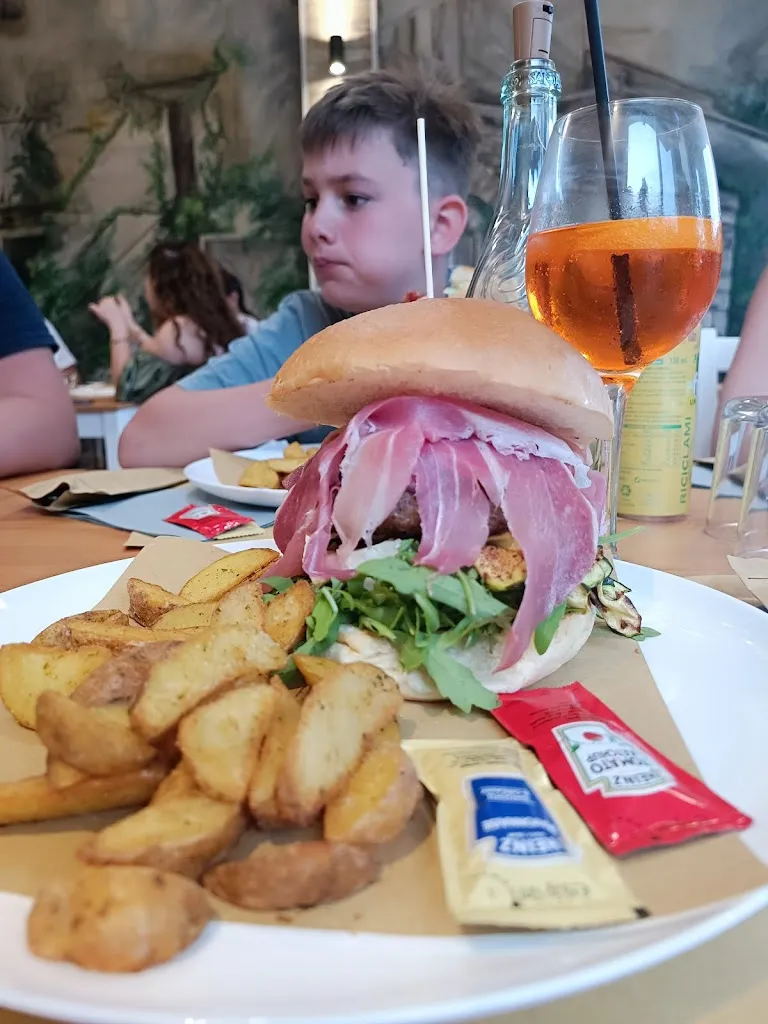 Anikó Csatári-Kardos_Vecchio Ponte_Vallecrosia_review