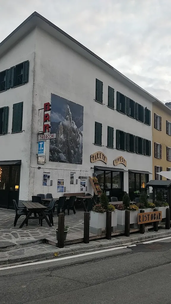 Mohammed Al Abri_Parete Ovest ristobar_Abbadia Lariana_review