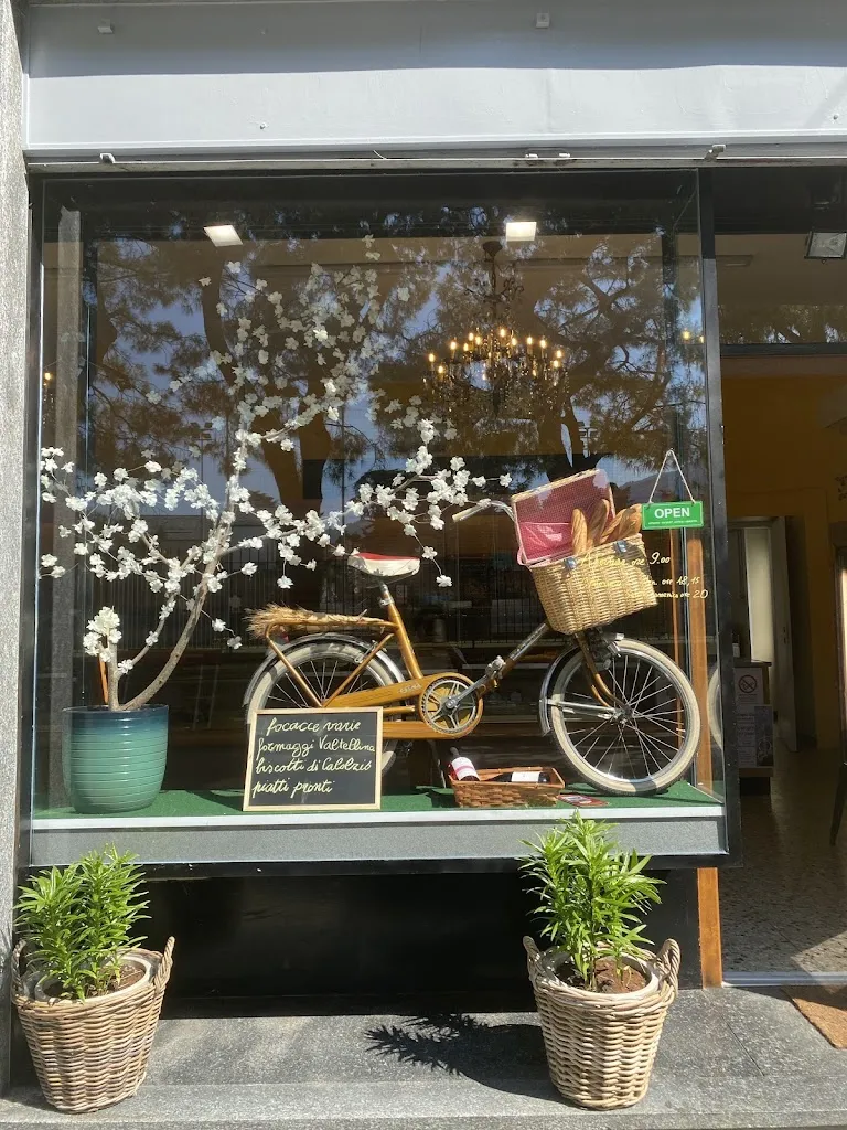 Aluura Focacceria e Alimentari restaurant in Abbadia Lariana