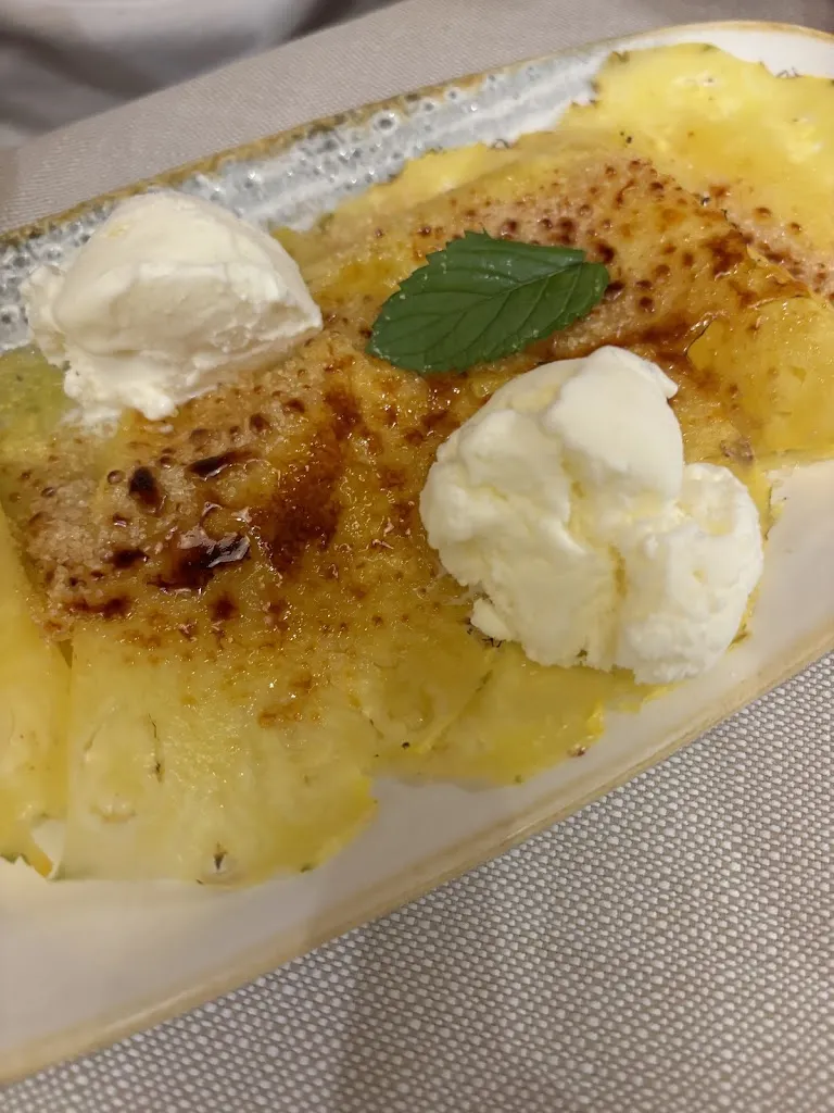 Amelie Duclos_Restaurant Atmosphere_Saint-Vincent_review