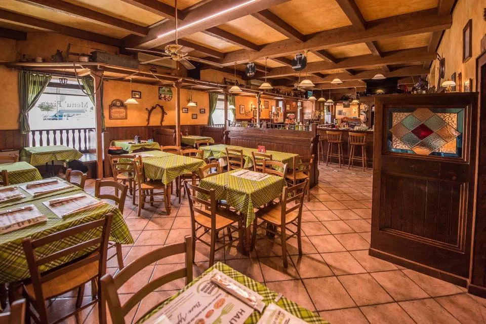 Half Crown Pub_Antegnate_slider_image_1