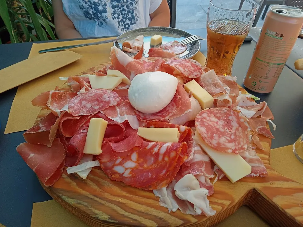 Summer Pub_Saint-Vincent_slider_image_3