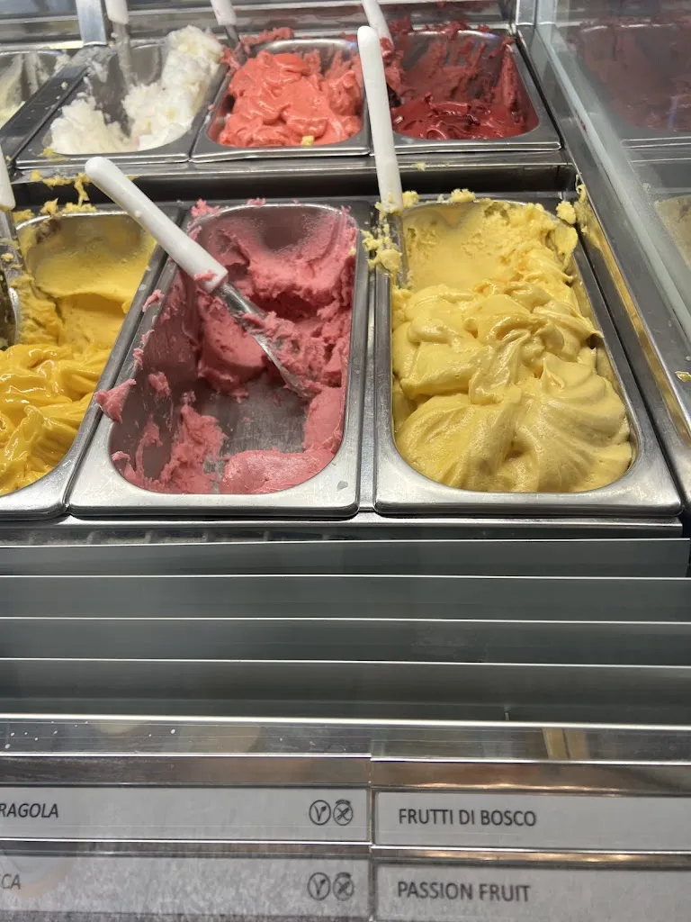 Veronica Azzi_Gelateria Del Borgo_Angera_review
