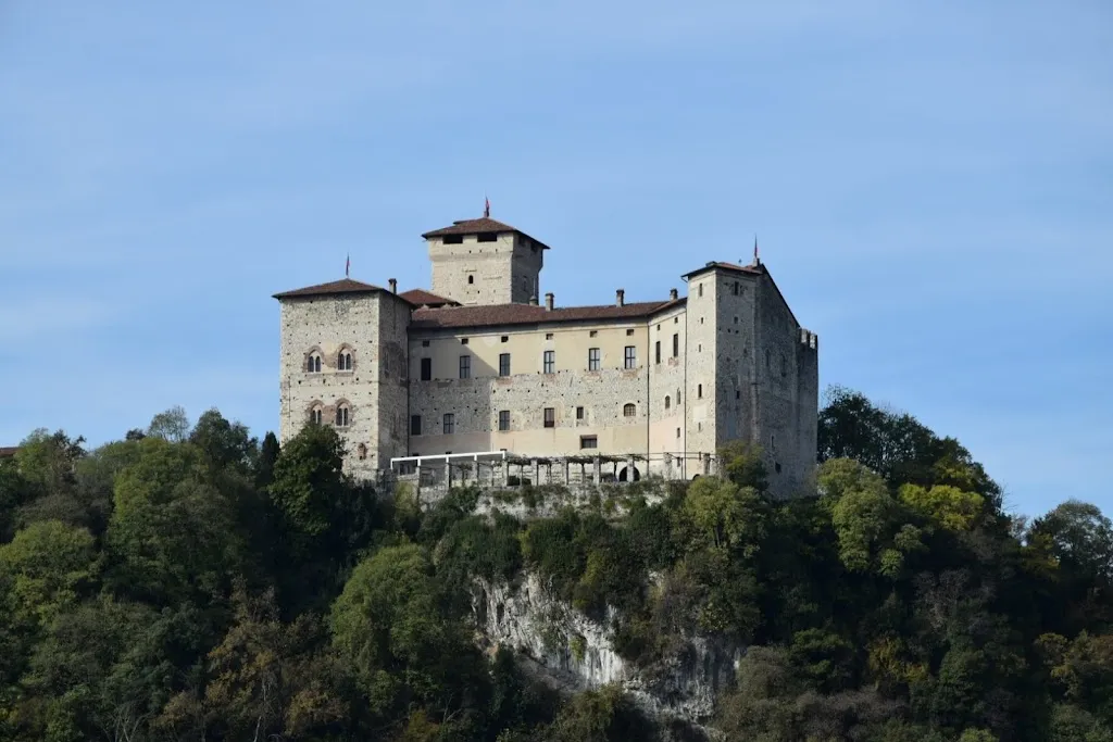 Lungolago di Angera_Angera_slider_image_1