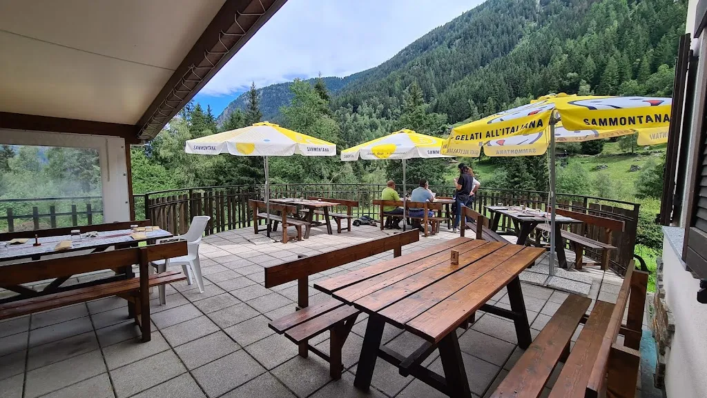 Rifugio Cristina Valbelviso restaurant in Aprica