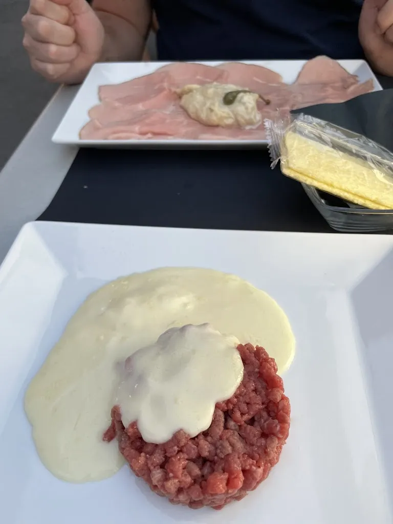 Theo Bell_Saint-Vout_Saint-Vincent_review