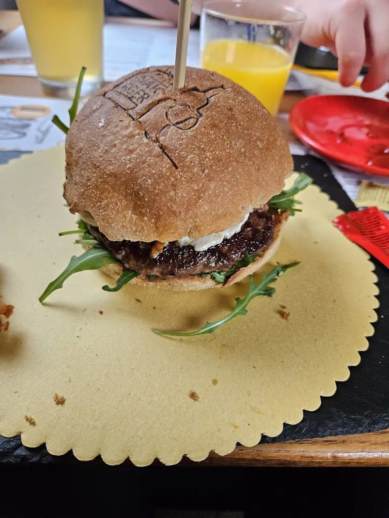 Micheru A_Penak Burger and Wine bar_Aprica_review