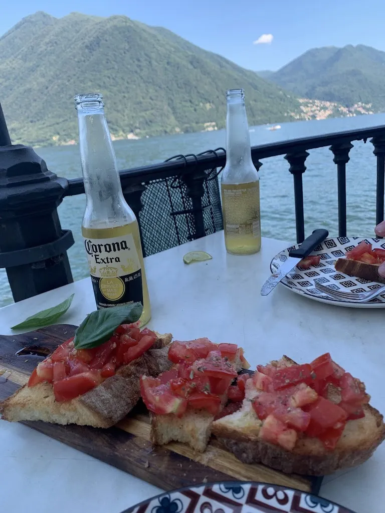 Alistair Lloyd_The Port Cafè_Argegno_review