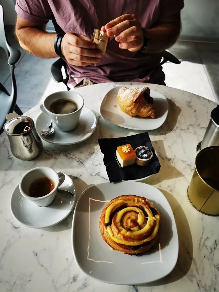 Madara Freliha_Pepe Rosa Lounge - Pizza Dinner Show_Azzate_review