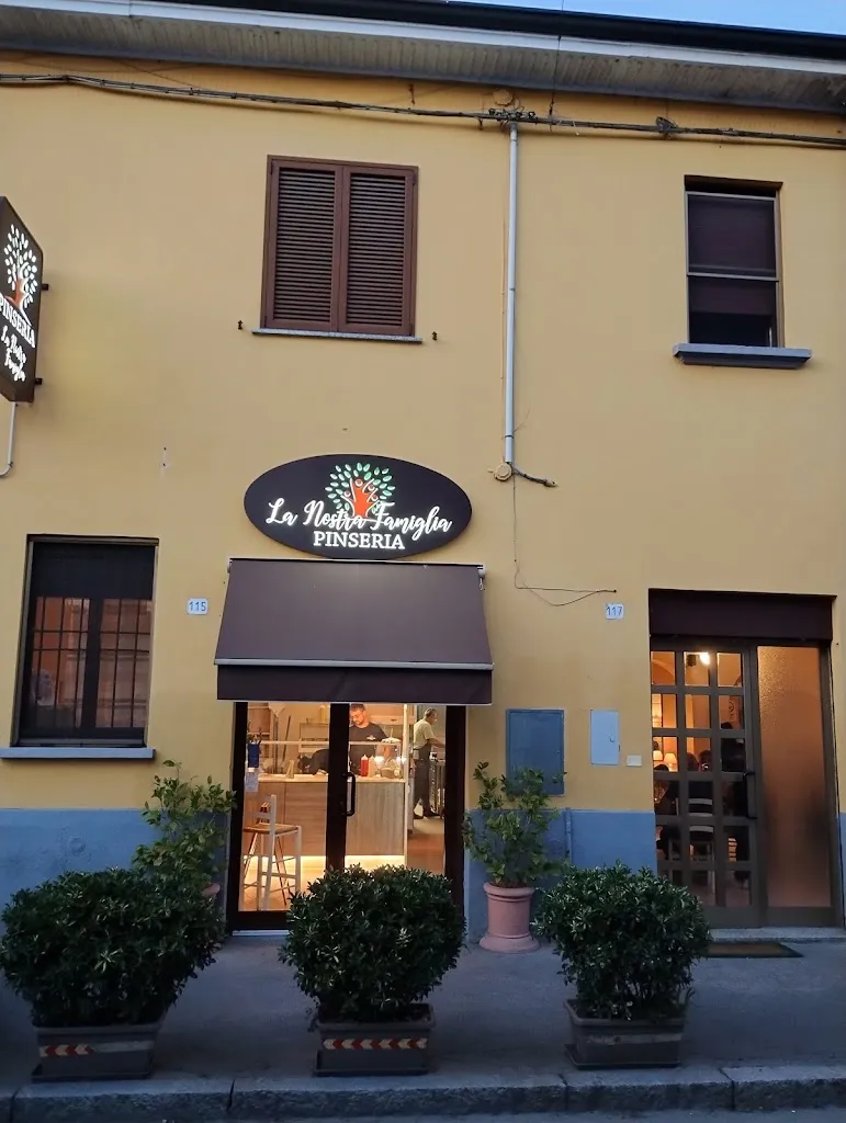 Pinseria La Nostra Famiglia restaurant in Bareggio