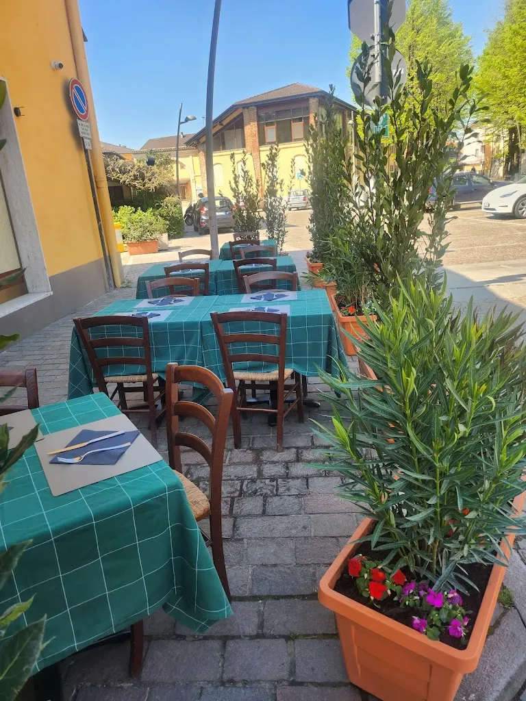 i 2 _- basej restaurant in Basiglio