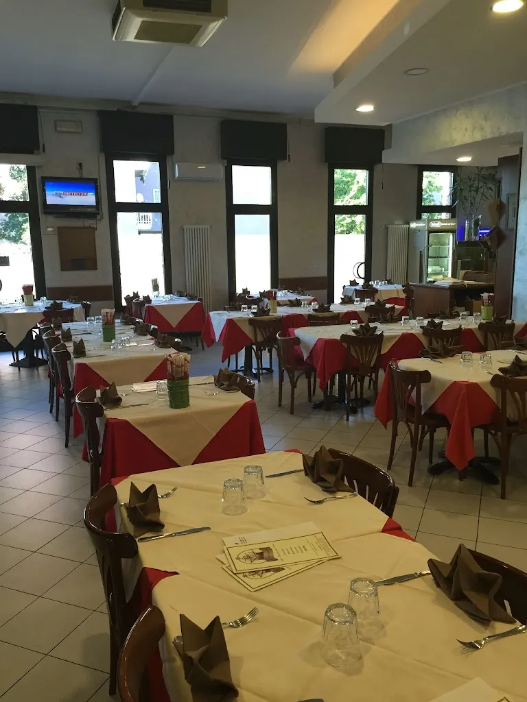 Le Tre Caravelle Pizzeria restaurant in Basiglio