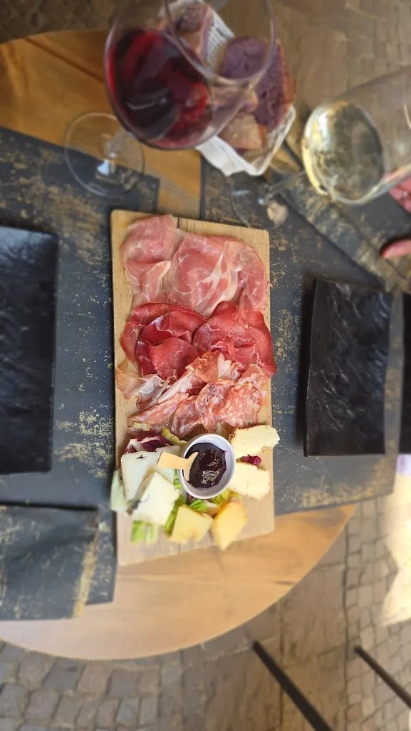 Nadia Rhodes_TRUTH WINE FOOD & DRINK_Bellano_recensione