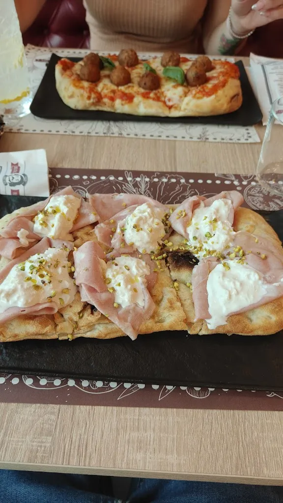 Roberto_Meatball Family - Galleria Borromea_Bettola-Zeloforomagno_review