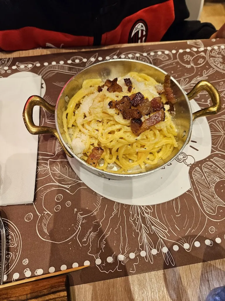 Emanuele Mari _Meatball Family - Galleria Borromea_Bettola-Zeloforomagno_review