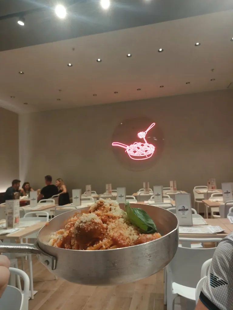 Alessia Sarro_Meatball Family - Galleria Borromea_Bettola-Zeloforomagno_review