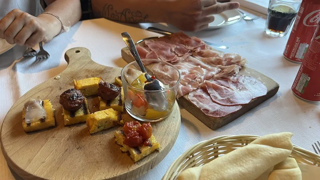 Carlos Aragon Cuevas_AQUILA ROSSA_Borgo San Giacomo_review