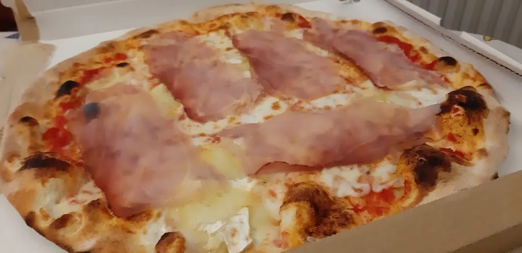 Michele Coradi_Pizzeria La Rumelgia_Bornato_review