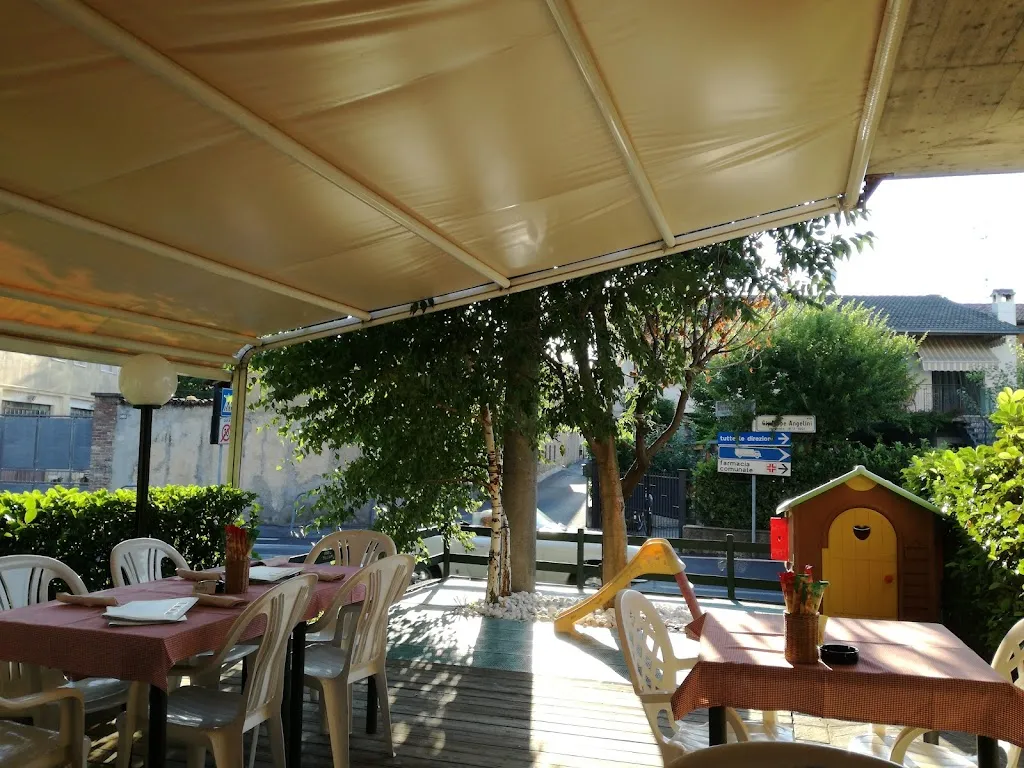 Pizzeria La Rumelgia restaurant in Bornato